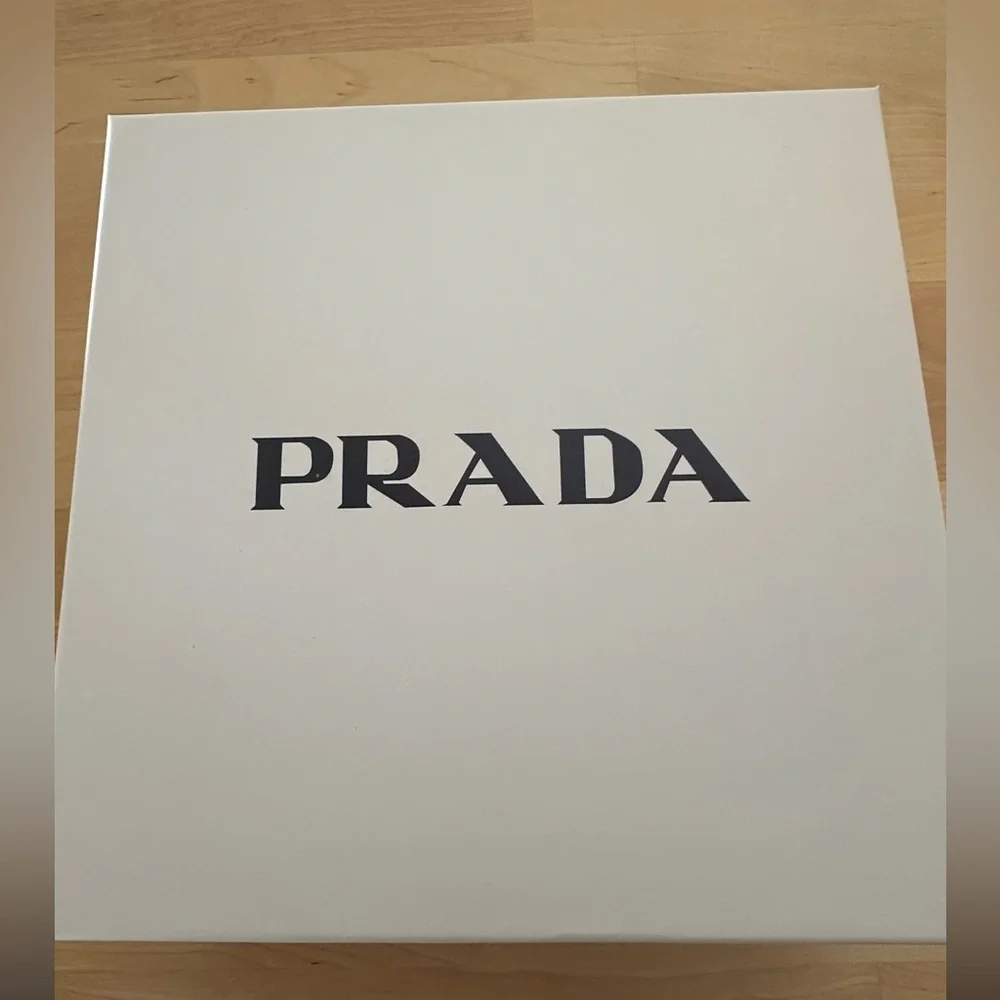 NIB Prada Dubai VIP Gift Set - Picture 10 of 13